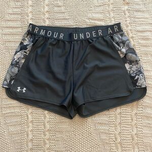 Women Under Armour short Size L